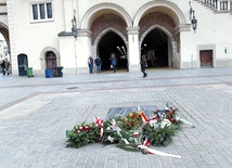 Pamiątkowa tablica na krakowskim Rynku Głównym przypomina, że w tej jego części, niedaleko ratusza, król Zygmunt I Stary przyjmował pięć wieków temu przysięgę lenną od margrabiego.