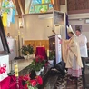 Relikwiarz do parafii wprowadził  bp Wojciech Osial.