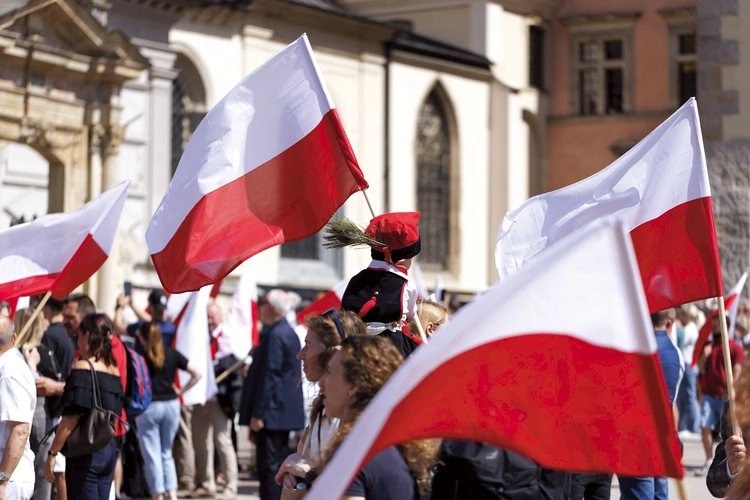 Po Mszy św. w katedrze  na wzgórzu wawelskim uformował się pochód, który Drogą Królewską przeszedł  na pl. Matejki.