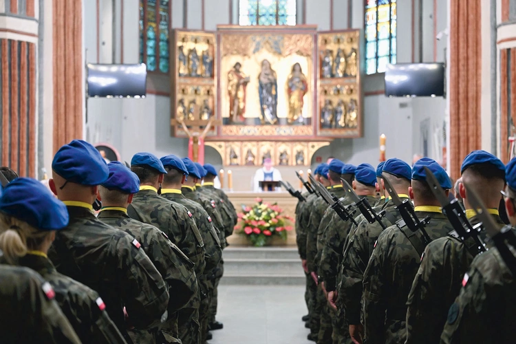 W nawie głównej podczas  całej Mszy św. obecna była kompania honorowa.
