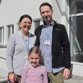 Edyta i Jakub cieszą się z udziału w rekolekcjach.