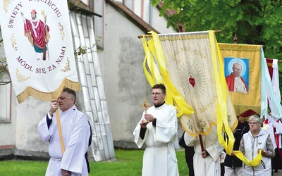 Uroczystość zakończyła się procesją eucharystyczną i adoracją relikwii biskupa i męczennika.