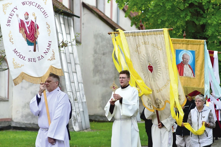 Uroczystość zakończyła się procesją eucharystyczną i adoracją relikwii biskupa i męczennika.
