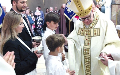 Procesja z darami ołtarza w czasie Mszy św. w intencji rodzin.