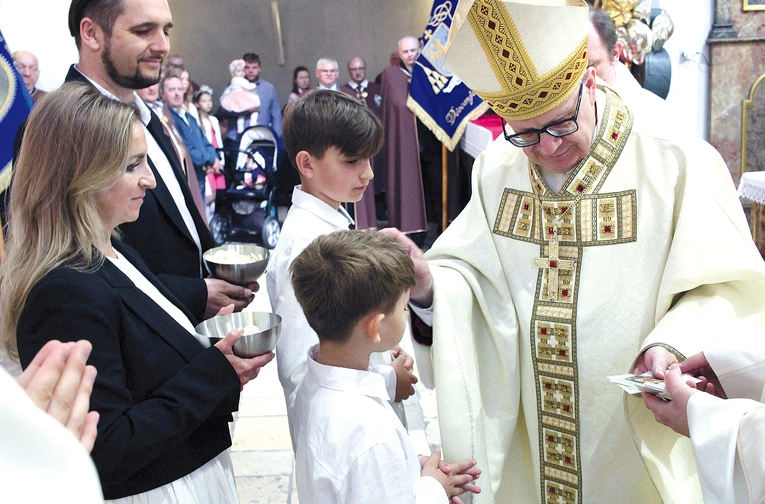 Procesja z darami ołtarza w czasie Mszy św. w intencji rodzin.