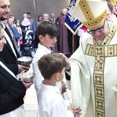 Procesja z darami ołtarza w czasie Mszy św. w intencji rodzin.