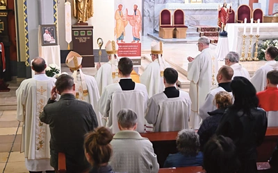 Po końcowym błogosławieństwie  biskupi przeszli  przed portret Ojca Świętego. Tam zaśpiewane zostały  „Regina caeli" oraz „Niech aniołowie zaprowadzą cię do raju”. 