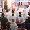 Po końcowym błogosławieństwie  biskupi przeszli  przed portret Ojca Świętego. Tam zaśpiewane zostały  „Regina caeli" oraz „Niech aniołowie zaprowadzą cię do raju”. 
