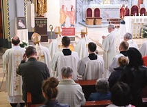 Po końcowym błogosławieństwie  biskupi przeszli  przed portret Ojca Świętego. Tam zaśpiewane zostały  „Regina caeli" oraz „Niech aniołowie zaprowadzą cię do raju”. 