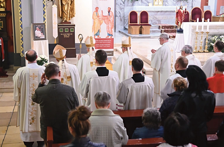 Po końcowym błogosławieństwie  biskupi przeszli  przed portret Ojca Świętego. Tam zaśpiewane zostały  „Regina caeli" oraz „Niech aniołowie zaprowadzą cię do raju”. 
