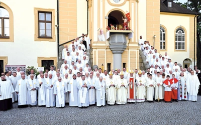  Modlili się  za całe opolskie prezbiterium, o nowe powołania i o łaskę życia wiecznego dla papieża Franciszka.