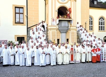  Modlili się  za całe opolskie prezbiterium, o nowe powołania i o łaskę życia wiecznego dla papieża Franciszka.