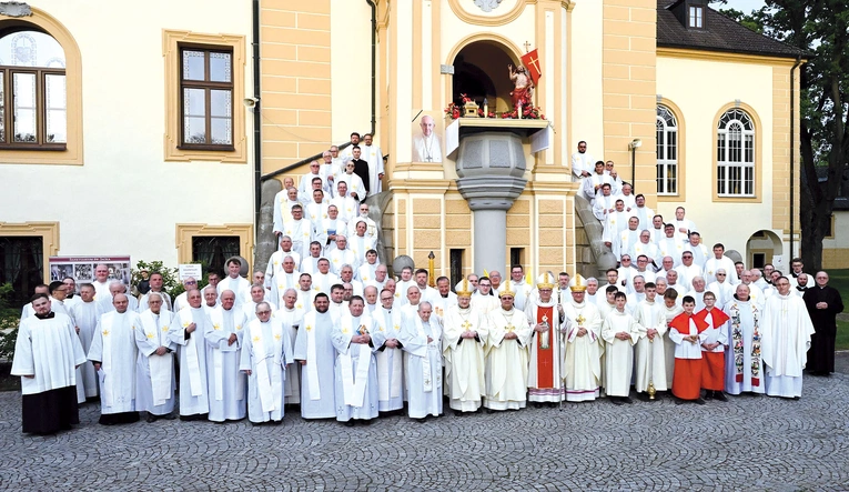  Modlili się  za całe opolskie prezbiterium, o nowe powołania i o łaskę życia wiecznego dla papieża Franciszka.