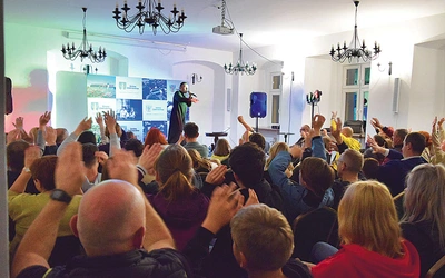 Koncert zgromadził słuchaczy w różnym wieku – od dzieci po seniorów.