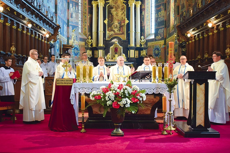 Biskup podkreślił, że jedność i wspólnota są niezbędne w budowaniu dobra wspólnego.