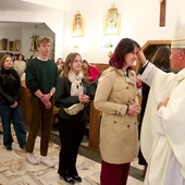 Młodzi podchodzili do biskupa radomskiego, który kreślił  na ich czołach znak krzyża.