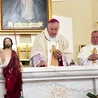 – Wasza świątynia ma być ośrodkiem głoszenia orędzia o Bożym miłosierdziu – mówił biskup, nawiązując do tytułu kościoła. Na zdjęciu namaszczenie ołtarza.