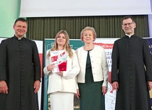 Agata Siedlecka będzie reprezentowała diecezję radomską  w Ogólnopolskim Koncercie Pieśni Patriotycznej „Śpiewam mojej Ojczyźnie”. Na zdjęciu z Teresą Połeć i diecezjalnymi asystentami kościelnymi ks. Andrzejem Jędrzejewskim (z prawej) i ks. Grzegorzem Wójcikiem. 