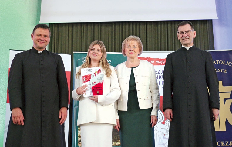 Agata Siedlecka będzie reprezentowała diecezję radomską  w Ogólnopolskim Koncercie Pieśni Patriotycznej „Śpiewam mojej Ojczyźnie”. Na zdjęciu z Teresą Połeć i diecezjalnymi asystentami kościelnymi ks. Andrzejem Jędrzejewskim (z prawej) i ks. Grzegorzem Wójcikiem. 