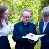 Ks. Kucharski z M. Pawłowską i D. Moczarskim.