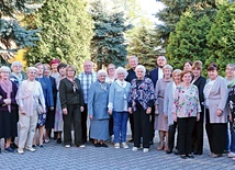 Wolontariusze  z ks. Markiem Dziewieckim,  który raz w miesiącu prowadzi  dla nich spotkania formacyjne, i ks. Karolem Piłatem.