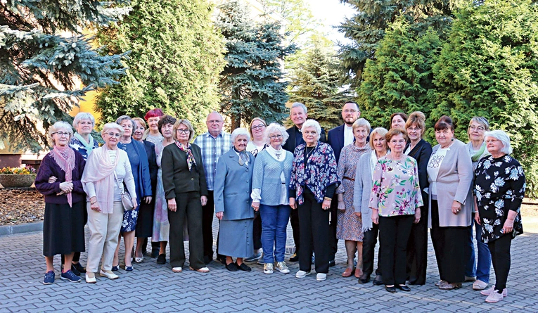 Wolontariusze  z ks. Markiem Dziewieckim,  który raz w miesiącu prowadzi  dla nich spotkania formacyjne, i ks. Karolem Piłatem.