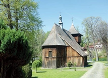 Modrzewiową świątynię, przywracaną do stanu świetności, ufundował Przecław Niewiarowski. 