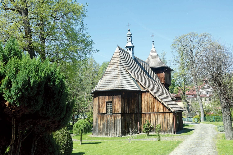 Modrzewiową świątynię, przywracaną do stanu świetności, ufundował Przecław Niewiarowski. 