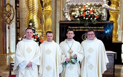 Ks. Stala (drugi od prawej) wraz z kolegami kursowymi  po otrzymaniu krzyża misyjnego w katedrze gnieźnieńskiej. 