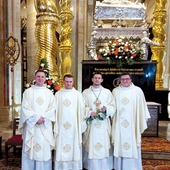 Ks. Stala (drugi od prawej) wraz z kolegami kursowymi  po otrzymaniu krzyża misyjnego w katedrze gnieźnieńskiej. 