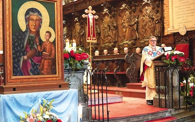 Rektor PWT ks. prof. Sławomir Stasiak ukazał m.in. znaczenie jasnogórskiego wizerunku.