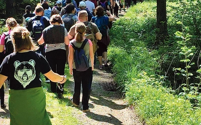 Trasa pielgrzymki wiedzie leśnymi ścieżkami Ślężańskiego Parku Krajobrazowego. Otoczenie na pewno sprzyja modlitwie.
