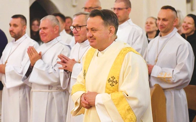 Nauczanie religii w szkole to nie tylko moja praca zawodowa, ale też życiowa pasja, która daje dużo radości. Jeśli w tym, co robisz, dajesz swoje serce, to otrzymujesz stokroć więcej – podkreśla nowy diakon stały. Zawodowo jest od 26 lat katechetą, a prywatnie, od 28 lat, jest żonaty. Ma trójkę dzieci.