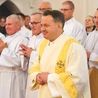 Nauczanie religii w szkole to nie tylko moja praca zawodowa, ale też życiowa pasja, która daje dużo radości. Jeśli w tym, co robisz, dajesz swoje serce, to otrzymujesz stokroć więcej – podkreśla nowy diakon stały. Zawodowo jest od 26 lat katechetą, a prywatnie, od 28 lat, jest żonaty. Ma trójkę dzieci.