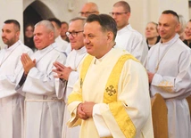 Nauczanie religii w szkole to nie tylko moja praca zawodowa, ale też życiowa pasja, która daje dużo radości. Jeśli w tym, co robisz, dajesz swoje serce, to otrzymujesz stokroć więcej – podkreśla nowy diakon stały. Zawodowo jest od 26 lat katechetą, a prywatnie, od 28 lat, jest żonaty. Ma trójkę dzieci.