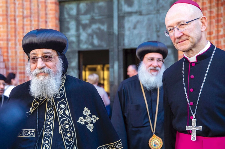 Zwierzchnik Koptyjskiego Kościoła Ortodoksyjnego zwiedził podziemia świątyni z grobowcami wybitnych Polaków. 