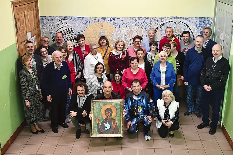 Duchowo inicjatywą opiekują się nowosolscy bracia kapucyni. Więcej informacji: profil FB –Filia Nowosolsko-Zielonogórska – szkoła Maryi. Na zdjęciu uczestnicy kwietniowej sesji.