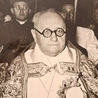  Ks. Józef Czapran Urodził się w 1893 roku, a zmarł w roku 1972. Jest pochowany na cmentarzu komunalnym w Gorzowie Wlkp. „Dziś wiem, że ks. Josef Czapran zmarł w 1972 roku, gdy miałem trzydzieści lat. Gdybym o nim wiedział, opłakiwałbym jego śmierć, ale nie zrobiłem tego. Zamiast tego dzisiaj celebruję jego życie, hojność i odwagę” – powiedział Andrew Jampoler w Instytucie Pamięci Męczenników i Bohaterów Holocaustu – Yad Vashem 4 lipca 2022 roku.