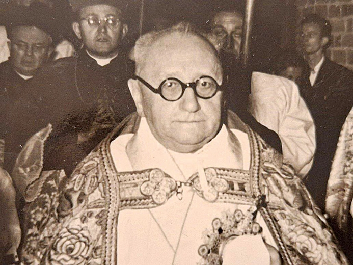  Ks. Józef Czapran Urodził się w 1893 roku, a zmarł w roku 1972. Jest pochowany na cmentarzu komunalnym w Gorzowie Wlkp. „Dziś wiem, że ks. Josef Czapran zmarł w 1972 roku, gdy miałem trzydzieści lat. Gdybym o nim wiedział, opłakiwałbym jego śmierć, ale nie zrobiłem tego. Zamiast tego dzisiaj celebruję jego życie, hojność i odwagę” – powiedział Andrew Jampoler w Instytucie Pamięci Męczenników i Bohaterów Holocaustu – Yad Vashem 4 lipca 2022 roku.