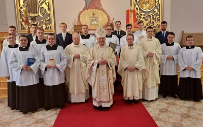 Bp Marek Solarczyk wręczył książeczki członkowskie alumnom, którzy dołączyli do Kleryckiego Koła Dzieła Biblijnego i nagrody finalistom etapu seminaryjnego Ogólnopolskiego Konkursu Biblijnego.