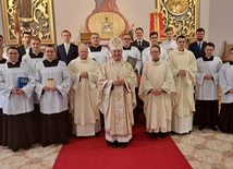 Bp Marek Solarczyk wręczył książeczki członkowskie alumnom, którzy dołączyli do Kleryckiego Koła Dzieła Biblijnego i nagrody finalistom etapu seminaryjnego Ogólnopolskiego Konkursu Biblijnego.