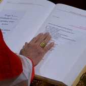 Extra omnes. Rozpoczęło się konklawe
