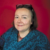 Justyna Bednarek autorka niezwykle popularnych książek dla dzieci, romanistka. Laureatka licznych nagród przyznawanych za literaturę dziecięcą.