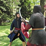 Na festiwalu wojowników nie może zabraknąć pokazów walki.