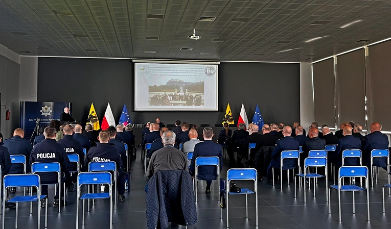 Wystawa fotograficzna o działalności duszpasterstwa policji