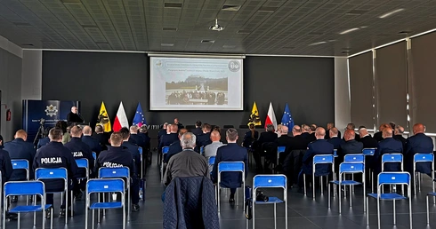 Policja w służbie przeszłości, teraźniejszości i przyszłości