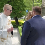 Nowi diakoni AD 2025 z najbliższymi przed konkatedrą w Żywcu