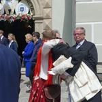 Nowi diakoni AD 2025 z najbliższymi przed konkatedrą w Żywcu