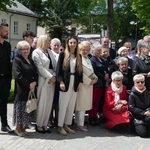 Nowi diakoni AD 2025 z najbliższymi przed konkatedrą w Żywcu
