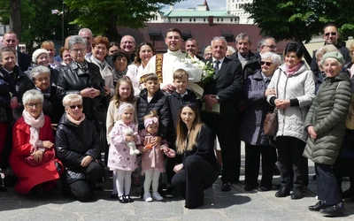 Nowi diakoni AD 2025 z najbliższymi przed konkatedrą w Żywcu